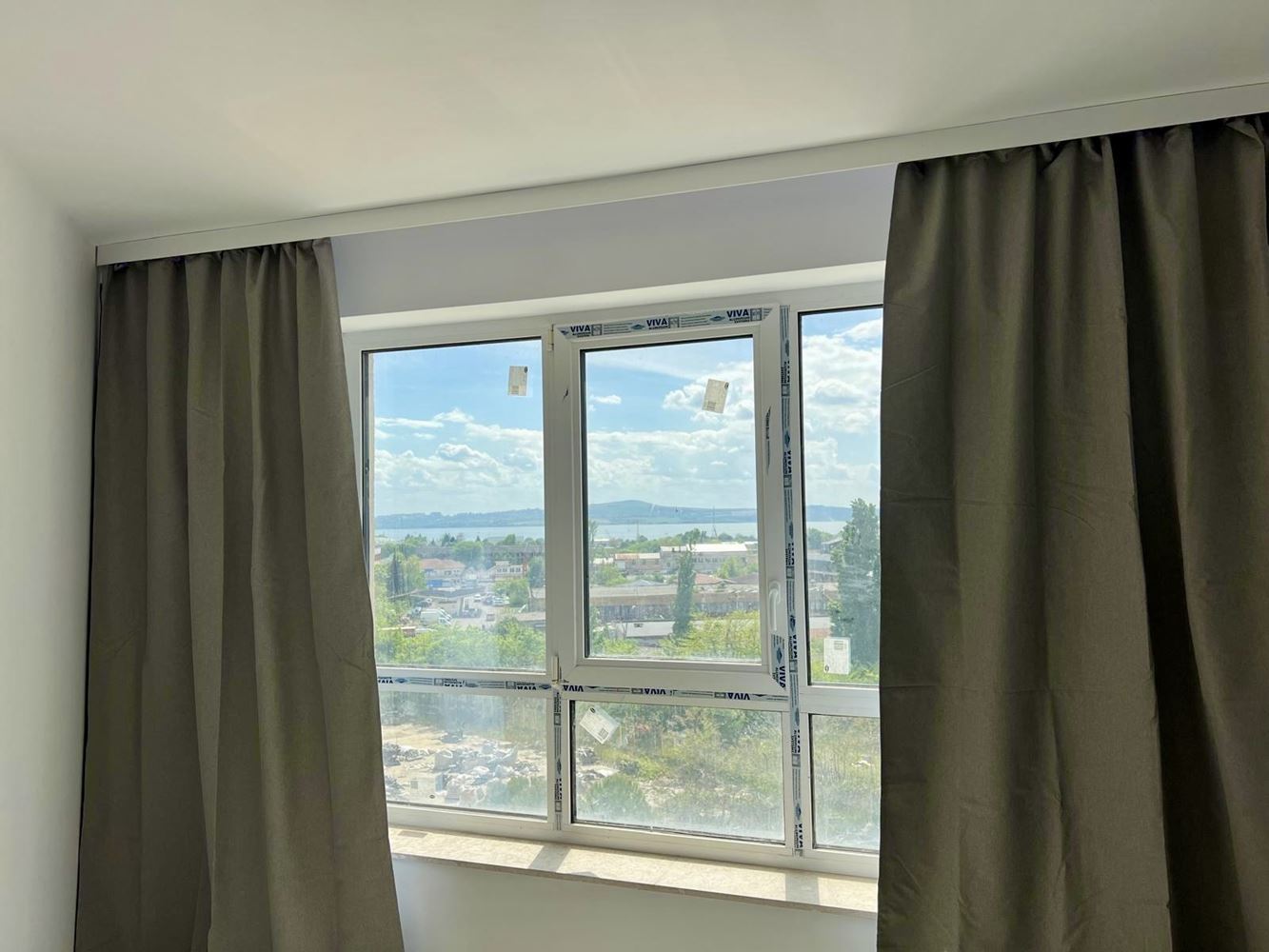 Moderní apartmán s jednou ložnicí s panoramatickým výhledem v prestižním komplexu – připraven k nastěhování