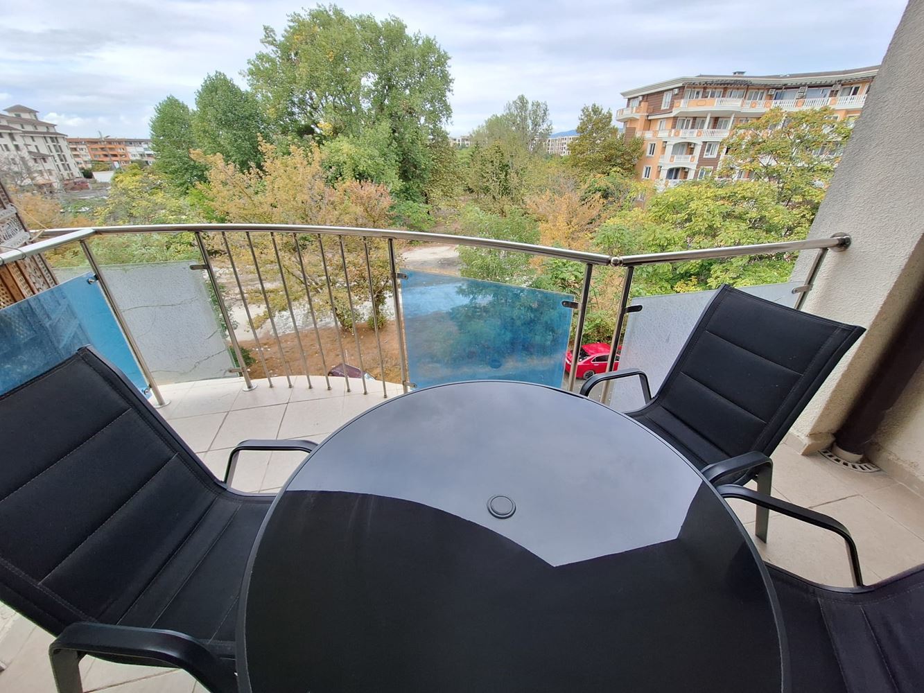 Prostorný a plně zařízený apartmán s jednou ložnicí v blízkosti pláže