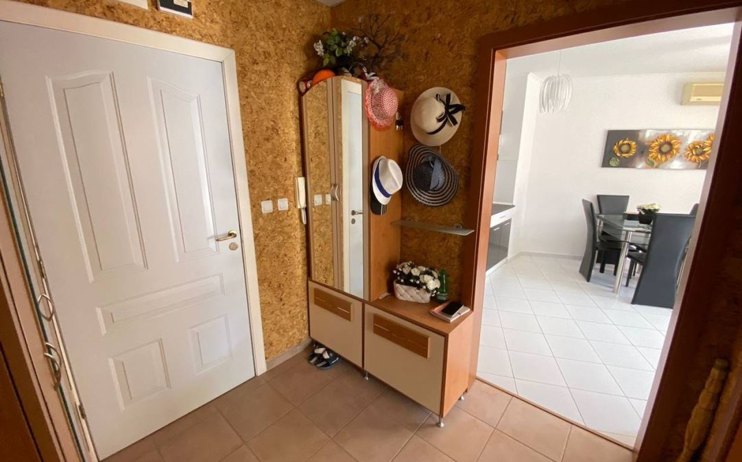 Apartmán se dvěma ložnicemi s výhledem na moře na první linii v Elenite – komfort, příroda a klid