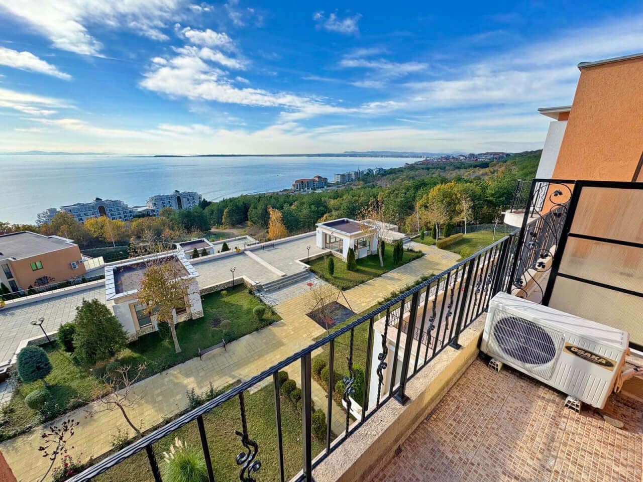 Prostorný apartmán se dvěma ložnicemi s panoramatickým výhledem na moře a hory – připraven k nastěhování