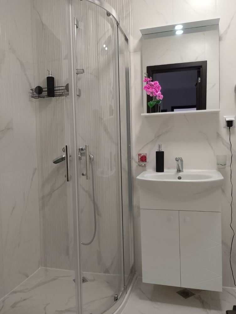 Luxusní třípokojový byt s panoramatickým výhledem na moře a hory v exkluzivním komplexu ve Sveti Vlasu