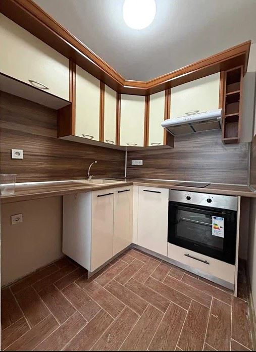 Apartmán v první linii u moře v Elenite – kompletní rekonstrukce, elektřina pro běžné bydlení a přímý přístup na pláž