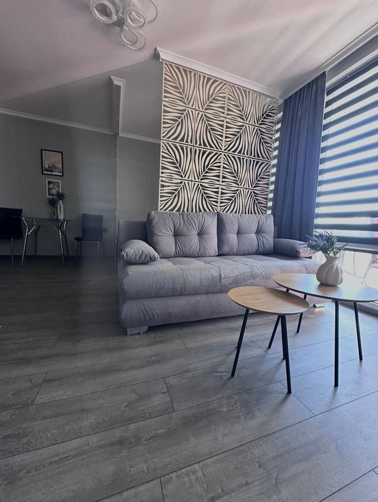 Dvouložnicový apartmán s částečným výhledem na moře v Sveti Vlas – zařízený, po rekonstrukci, v luxusním uzavřeném komplexu