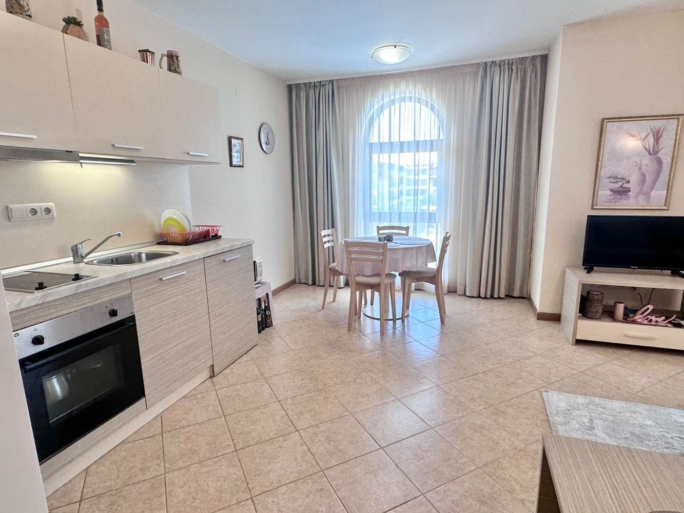 Jedinečný 2+kk apartmán s balkonem a výhledem na bazén v prestižním komplexu ve Slunečném pobřeží