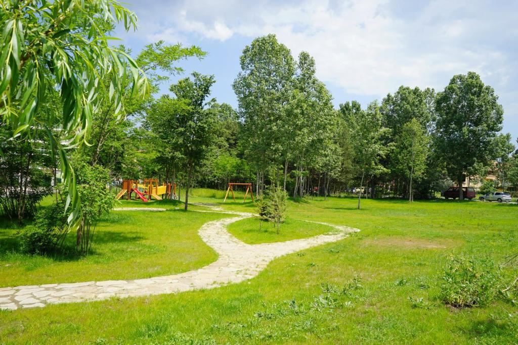 Atraktivní apartmán s jednou ložnicí obklopený zelení v klubovém komplexu v Sunny Beach