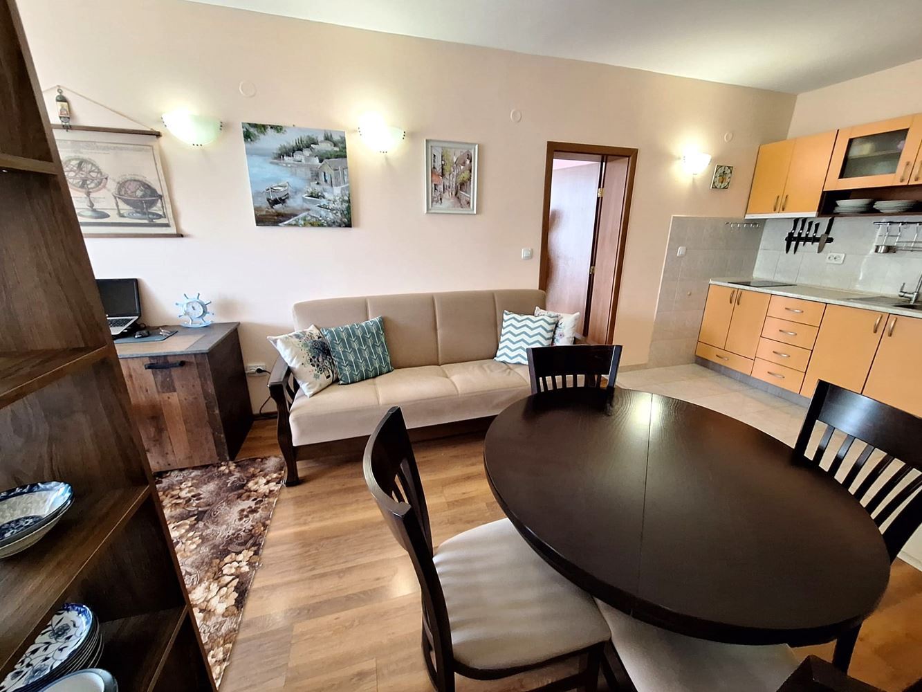 Prostorný a plně zařízený apartmán s jednou ložnicí v blízkosti pláže