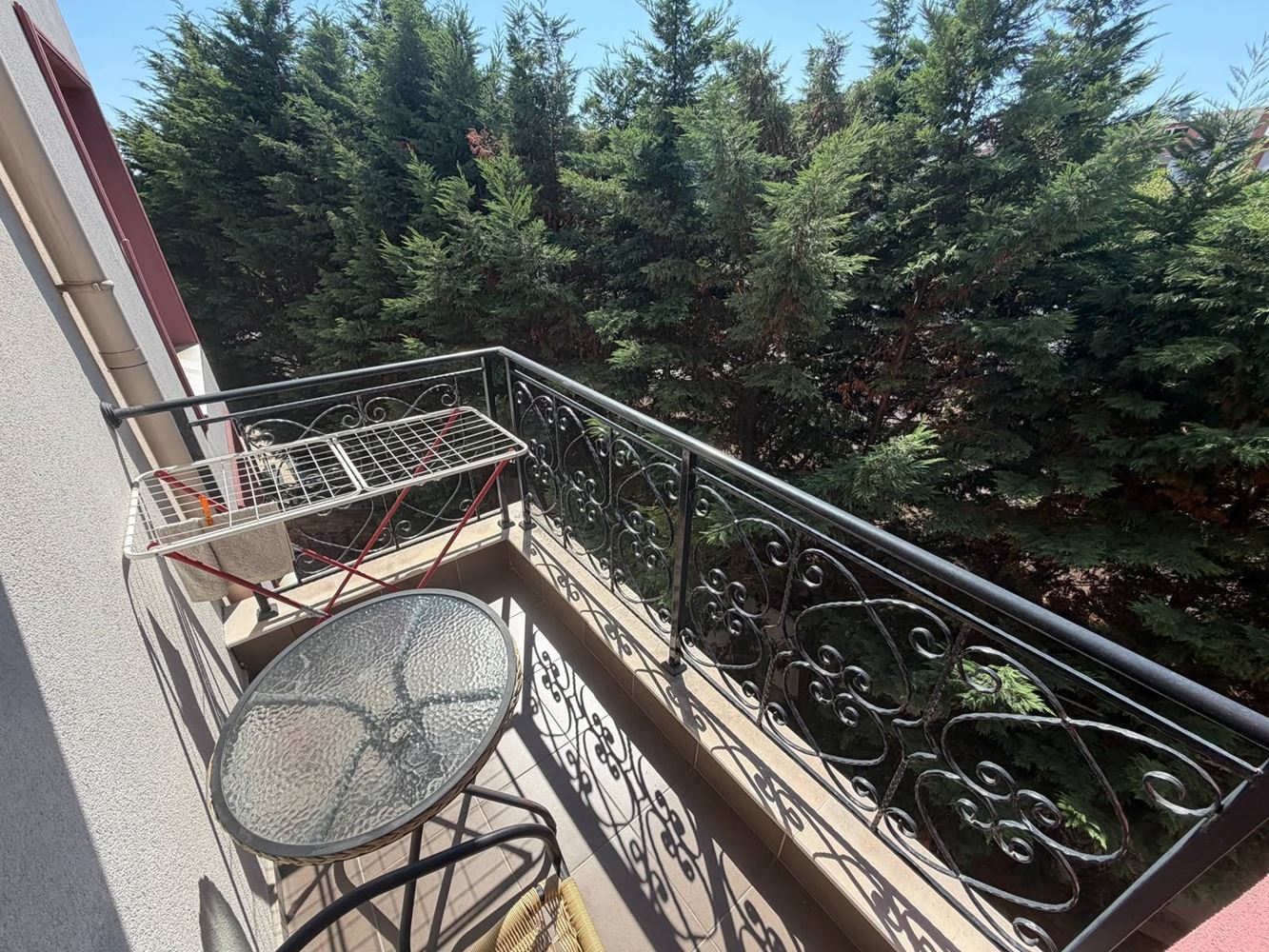 Apartmán s jednou ložnicí v srdci Ravdy – útulné bydlení s výhledem do zeleně