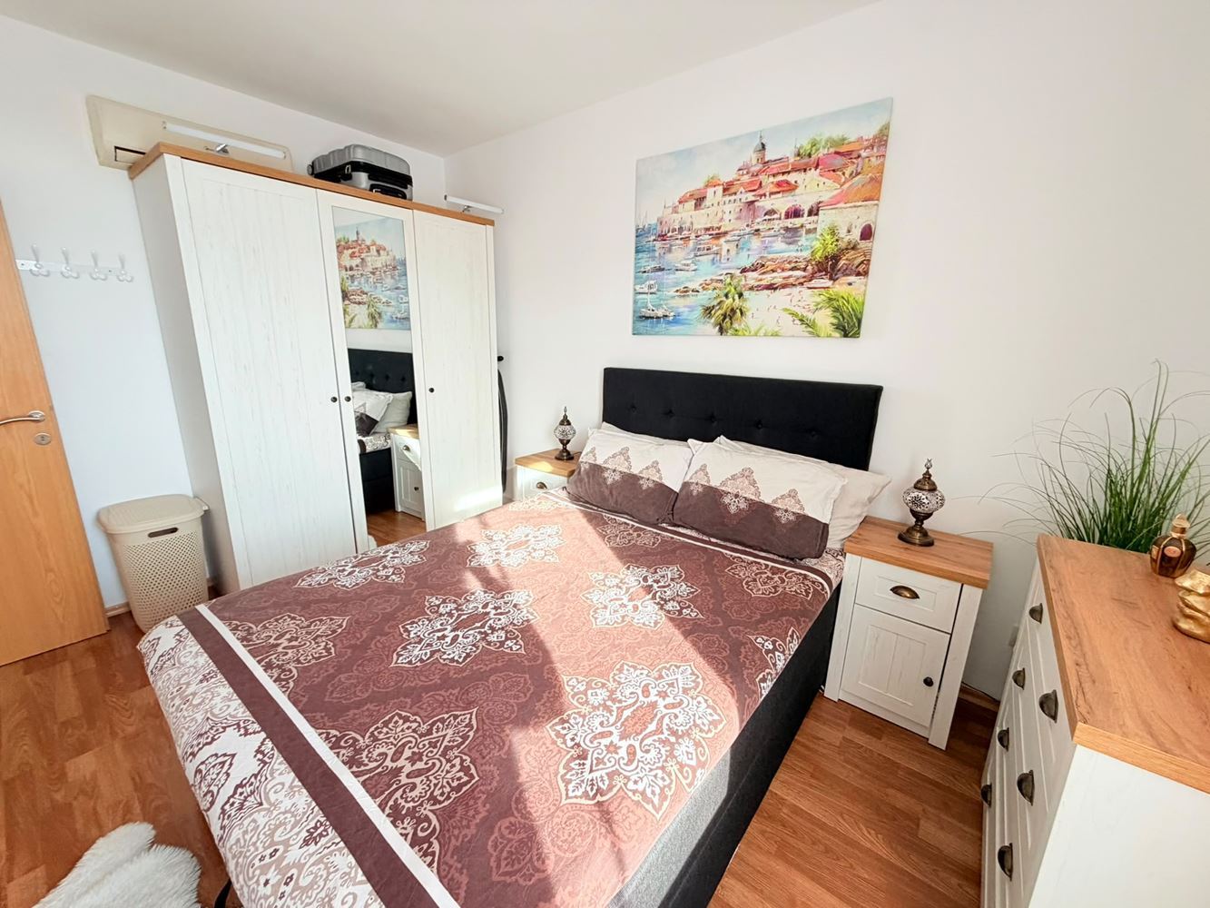 Luxusní apartmán se dvěma ložnicemi a výhledem na bazén v Aheloy – kompletně zařízený a připravený k nastěhování