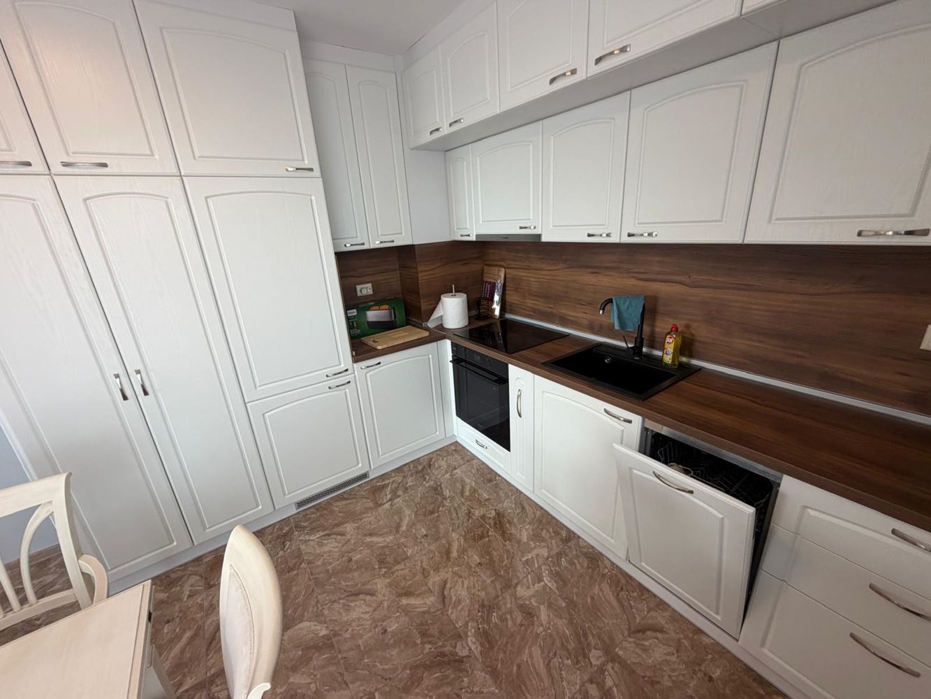 Apartmán se 2 ložnicemi v moderním komplexu s krásným zeleným prostředím v Ravdě