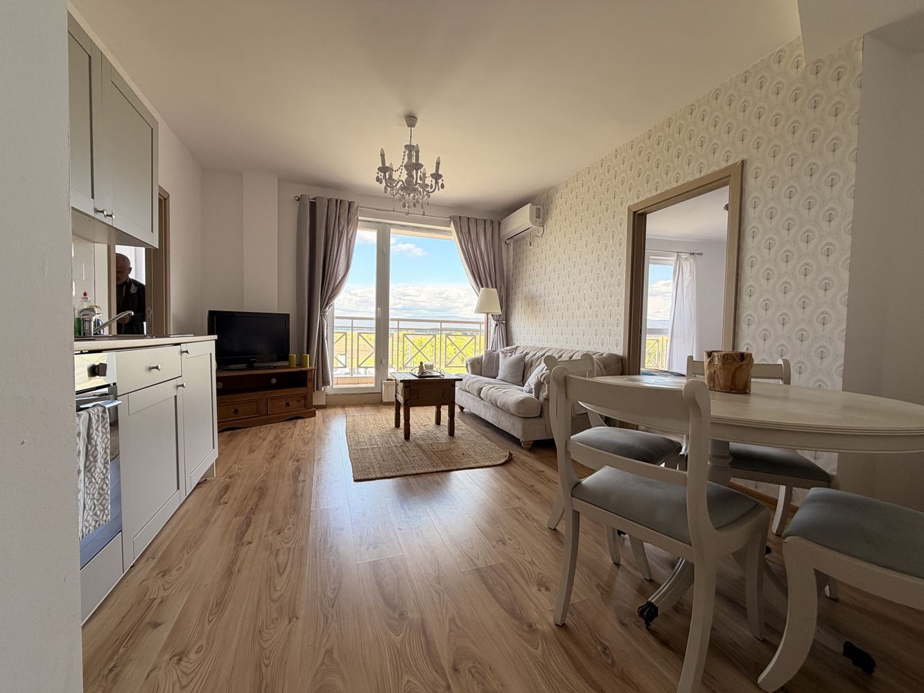 Byt se dvěma ložnicemi s panoramatickou terasou na okraji Sunny Beach – komfort, klid a styl