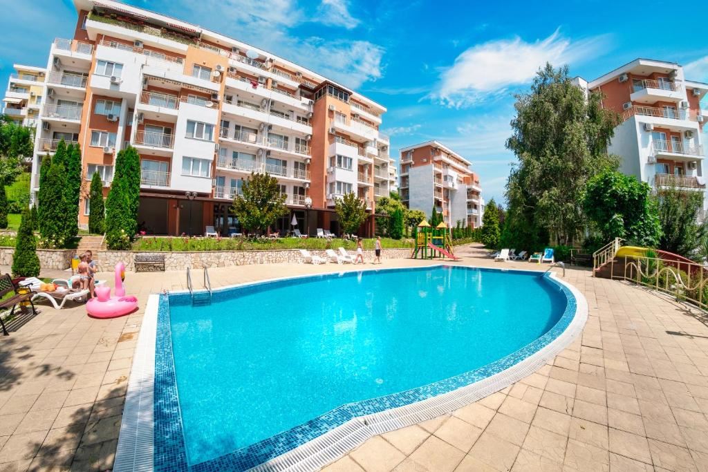 Prostorné studio ve Sveti Vlas s krásným výhledem na bazén – výborná investice u moře
