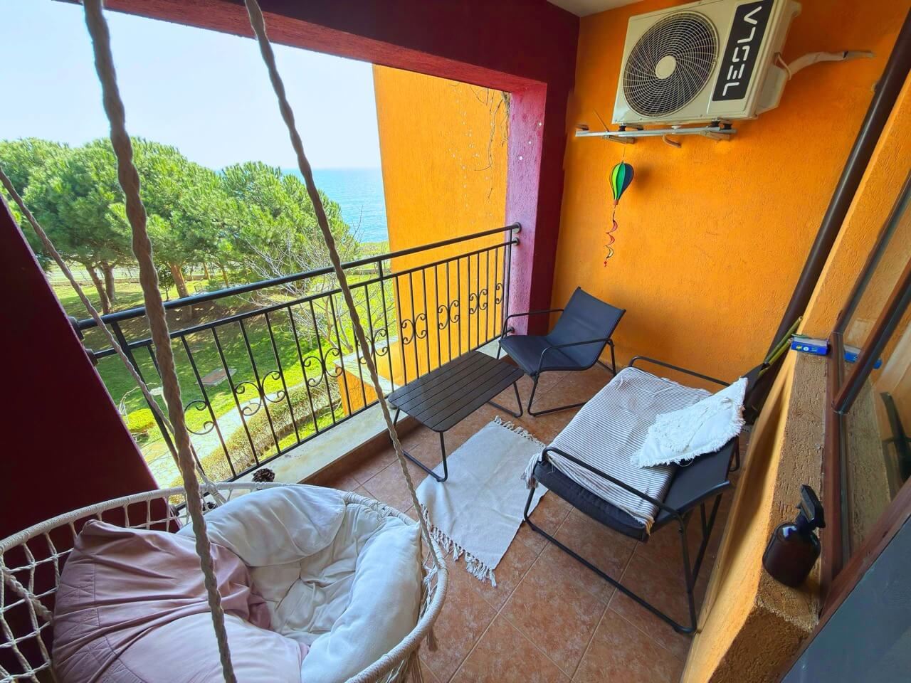 Prostorný třípokojový byt s přímým výhledem na moře v Aheloy – komfort, luxus a pohodlí pro celou rodinu