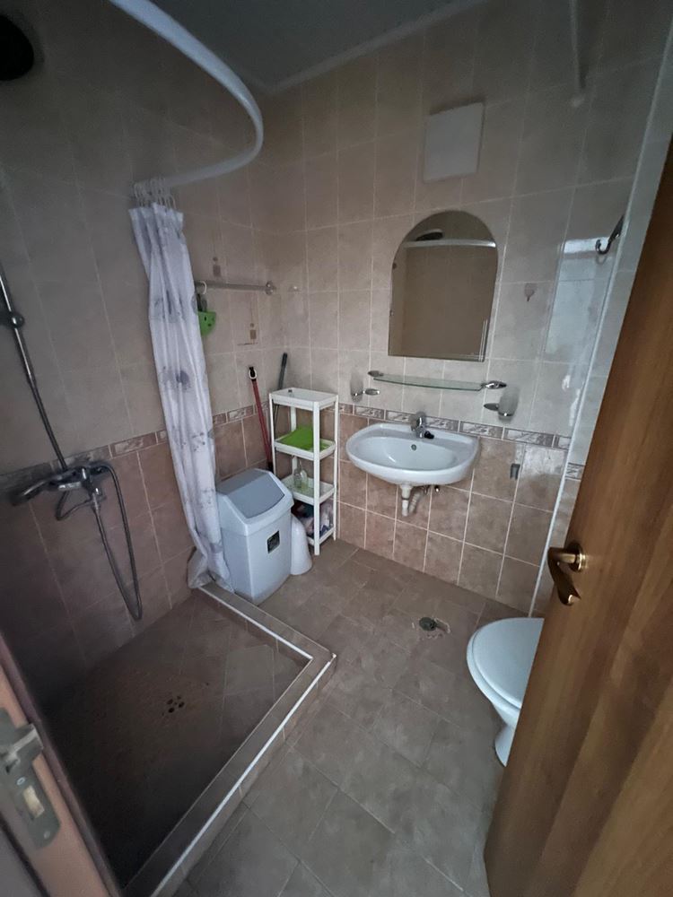 Byt se dvěma ložnicemi v celoročním komplexu u moře – připravený k nastěhování