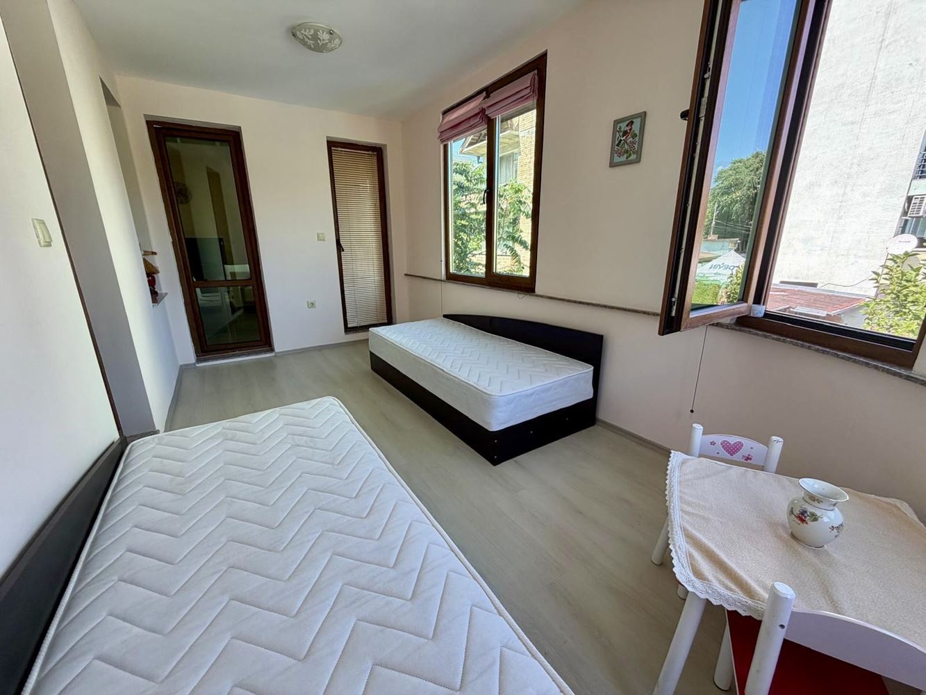 Sarafovo – prostorný apartmán s jednou ložnicí, Aktem 16, minimálním poplatkem za údržbu a kompletním vybavením