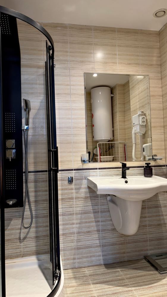 Stylový apartmán s jednou ložnicí 100 metrů od pláže na Slunečném pobřeží – komfort, luxus a skvělá lokalita