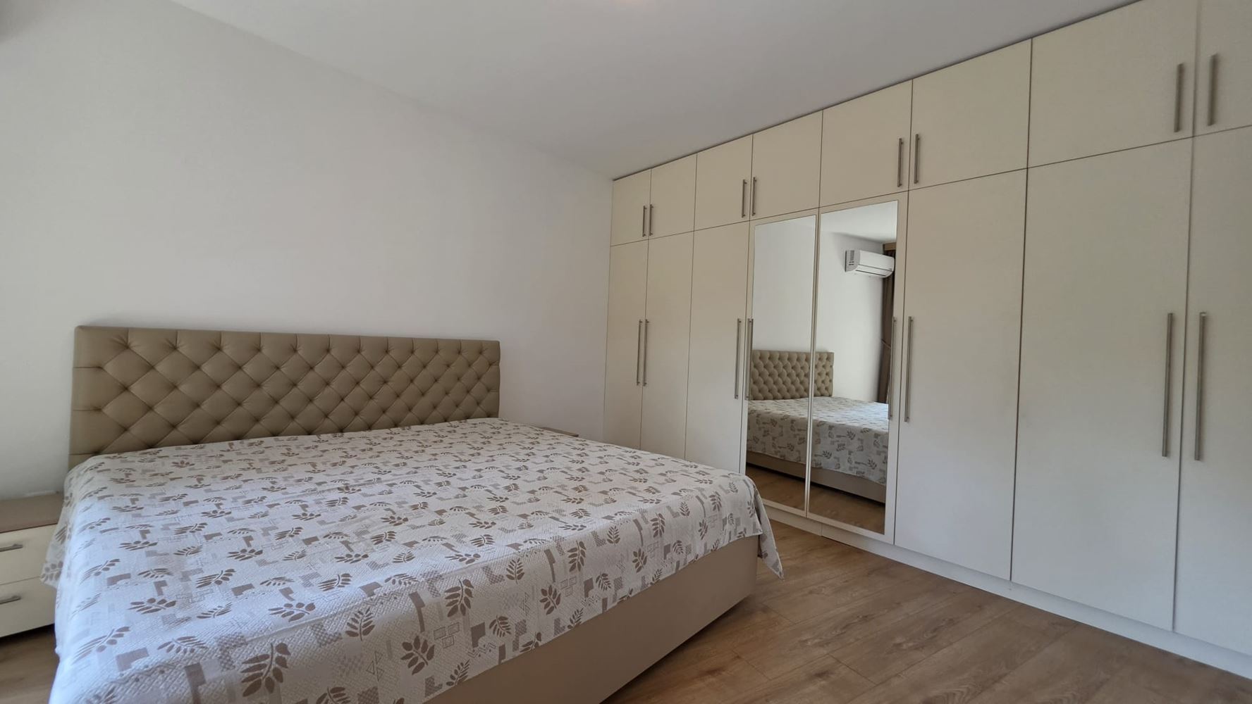 Stylový apartmán s jednou ložnicí, funkční dispozicí, komfortem a klidnou atmosférou letoviska