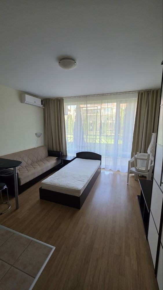 Praktické a útulné studio na Slunečném pobřeží – komfort a klid s výhledem na bazén