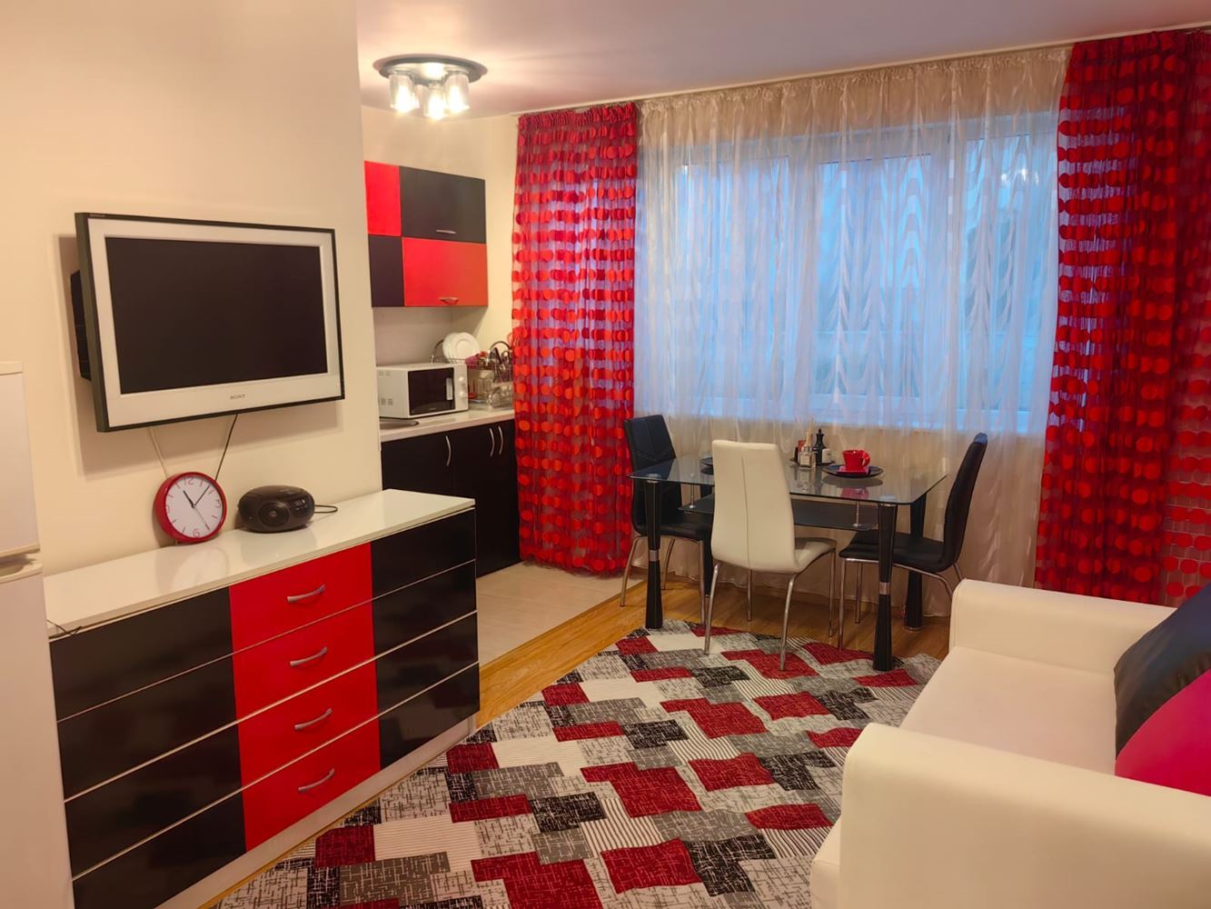 Luxusní nabídka v Ravdě – studio se skvělou polohou a komfortem v uzavřeném komplexu s bazénem