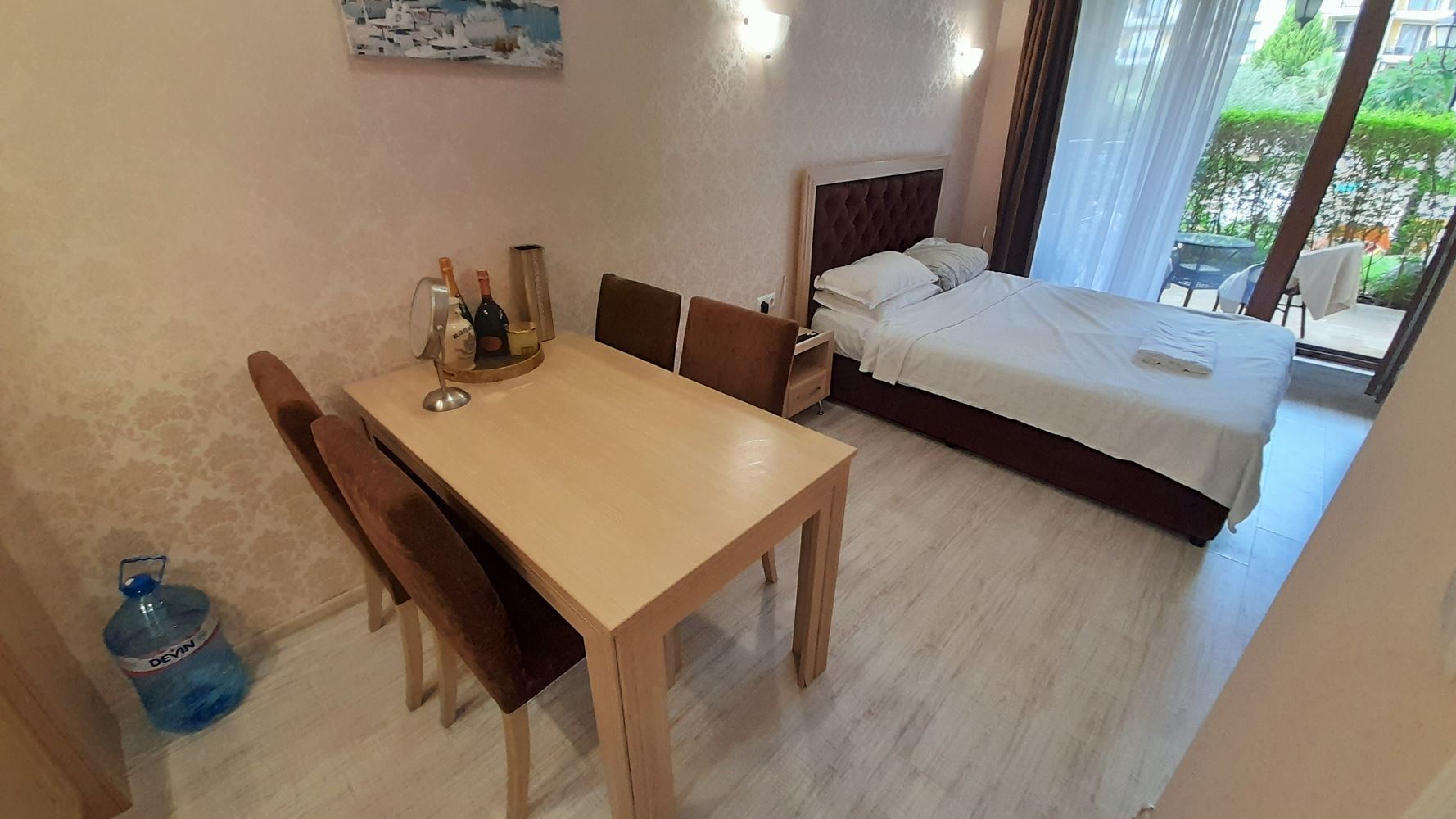 Luxusní studio v přízemí prestižního komplexu na Slunečném pobřeží – komfort, vybavení a vynikající investice