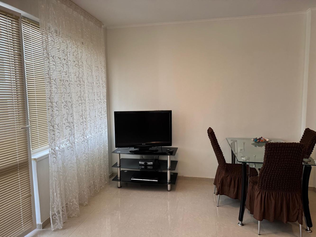 Krásný dvoupokojový apartmán v Pomorie – pouhých 100 metrů od moře, útulný a komfortní, ve výborném stavu