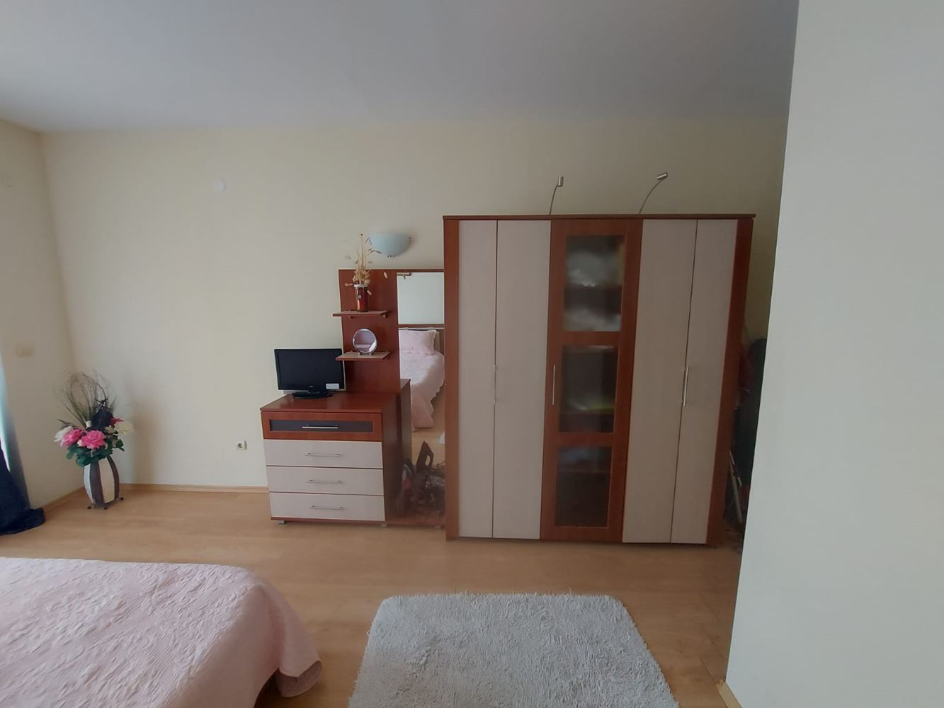 Prostorný dvoupokojový byt v přízemí s výhledem na bazén v Slunečném pobřeží – zařízený a připravený k nastěhování