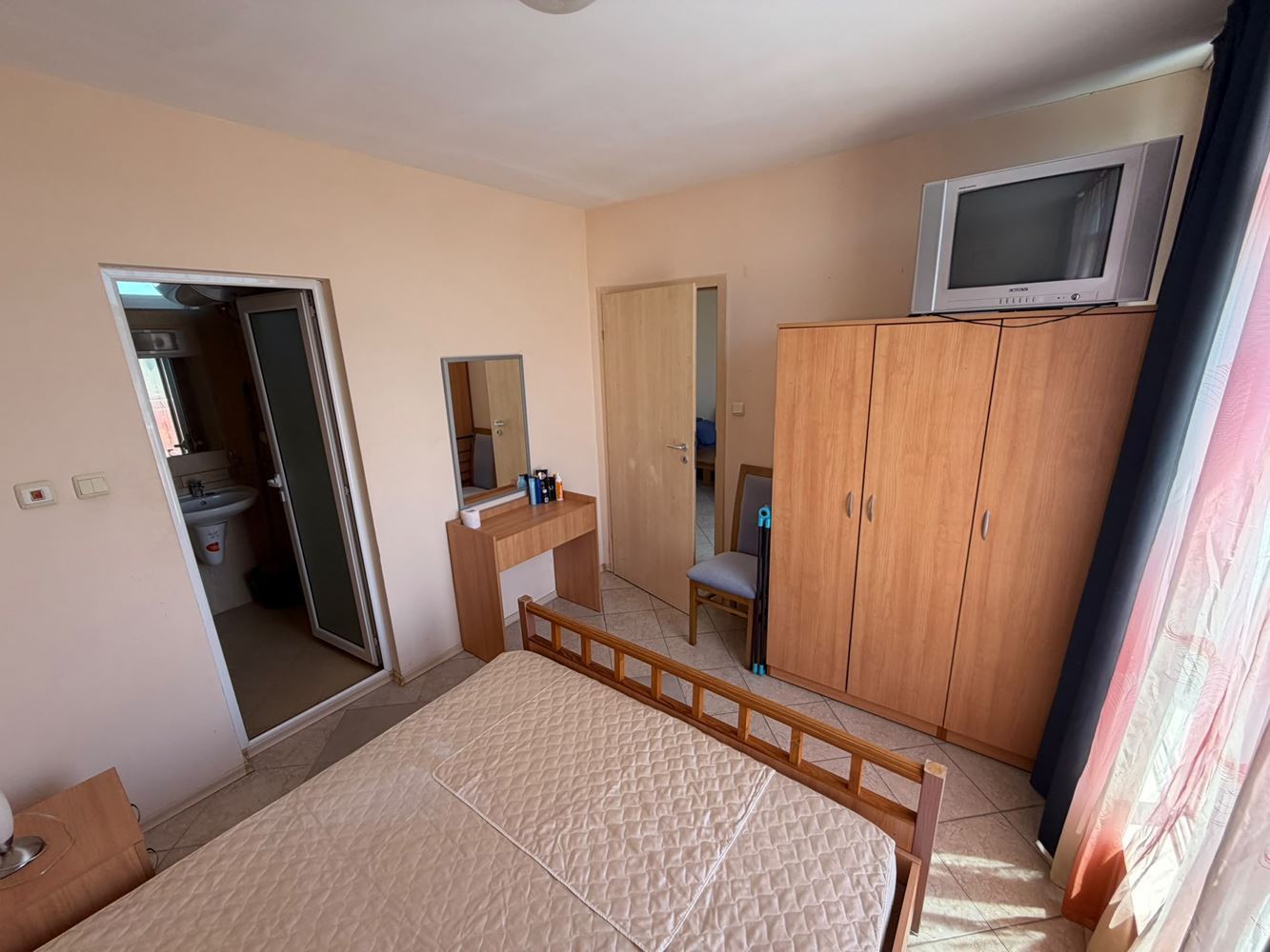 Prostorný apartmán s jednou ložnicí v prestižním uzavřeném komplexu blízko pláže na Slunečním pobřeží