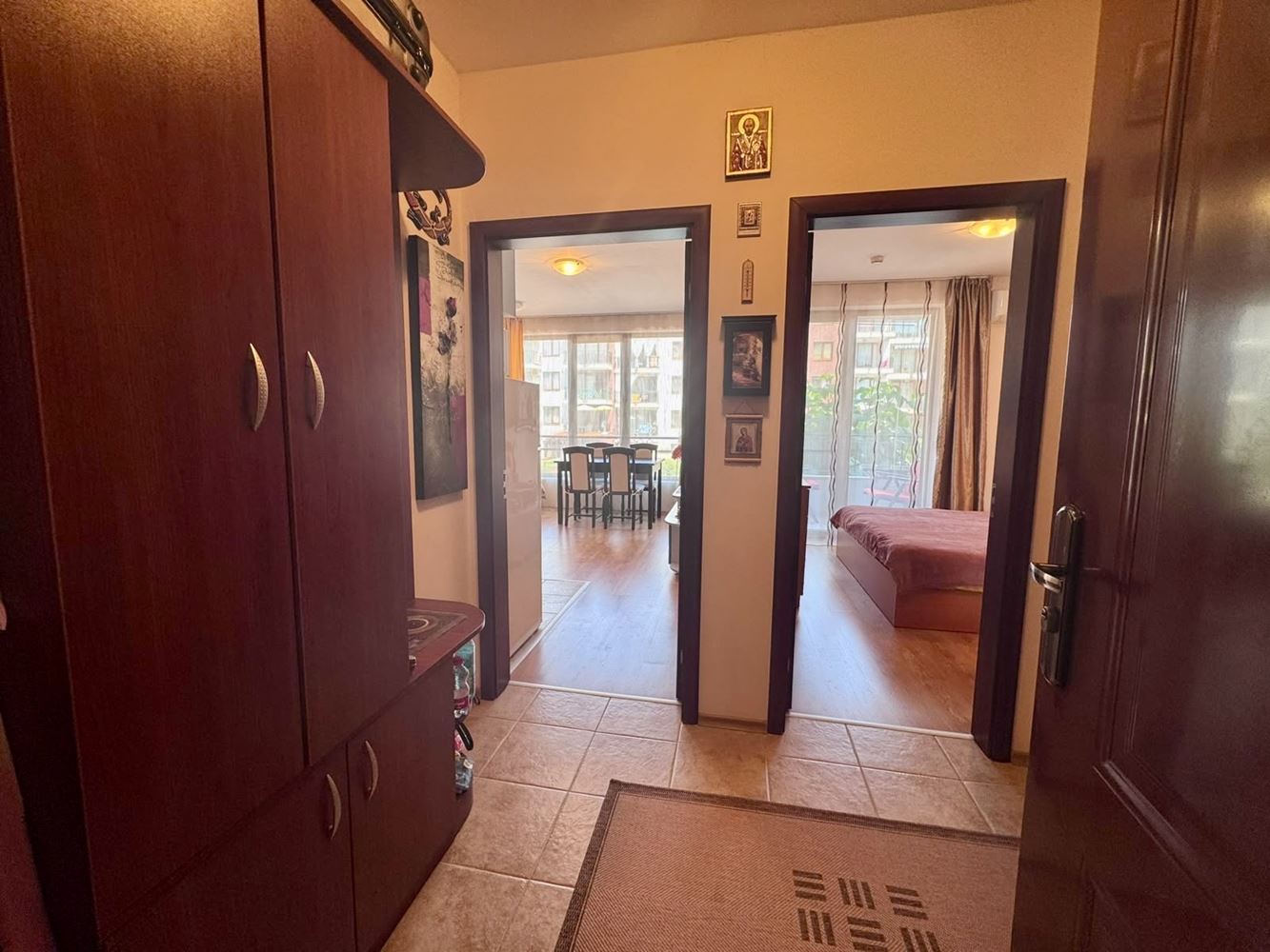 Komfortní apartmán s jednou ložnicí, prostornou terasou a výhledem na bazén v luxusním komplexu v Nesebaru