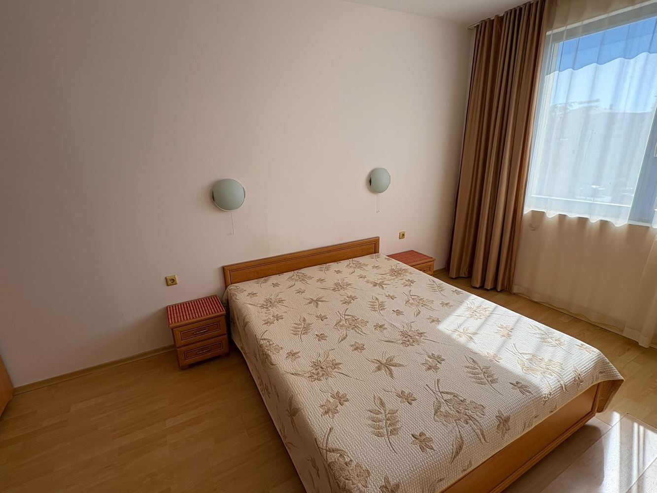 Apartmán s jednou ložnicí ve Slunečném pobřeží – komfort v komplexu s bazény a vodními skluzavkami
