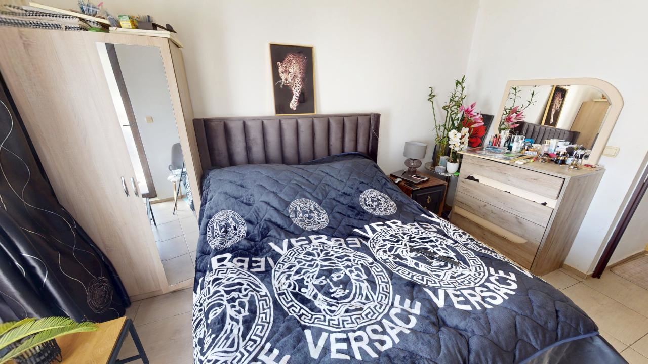 Krásný apartmán se dvěma ložnicemi a terasou ve Slunečném pobřeží