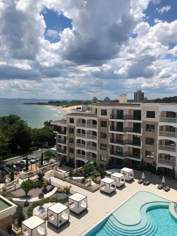 Nový 2pokojový apartmán s výhledem na bazén a moře v luxusním komplexu na první linii v Nesebaru