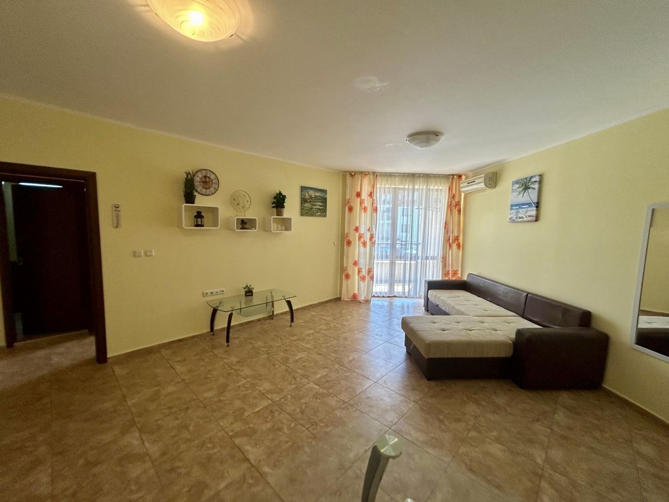 Prostorný apartmán se dvěma ložnicemi a výhledem na bazén v Nesebaru