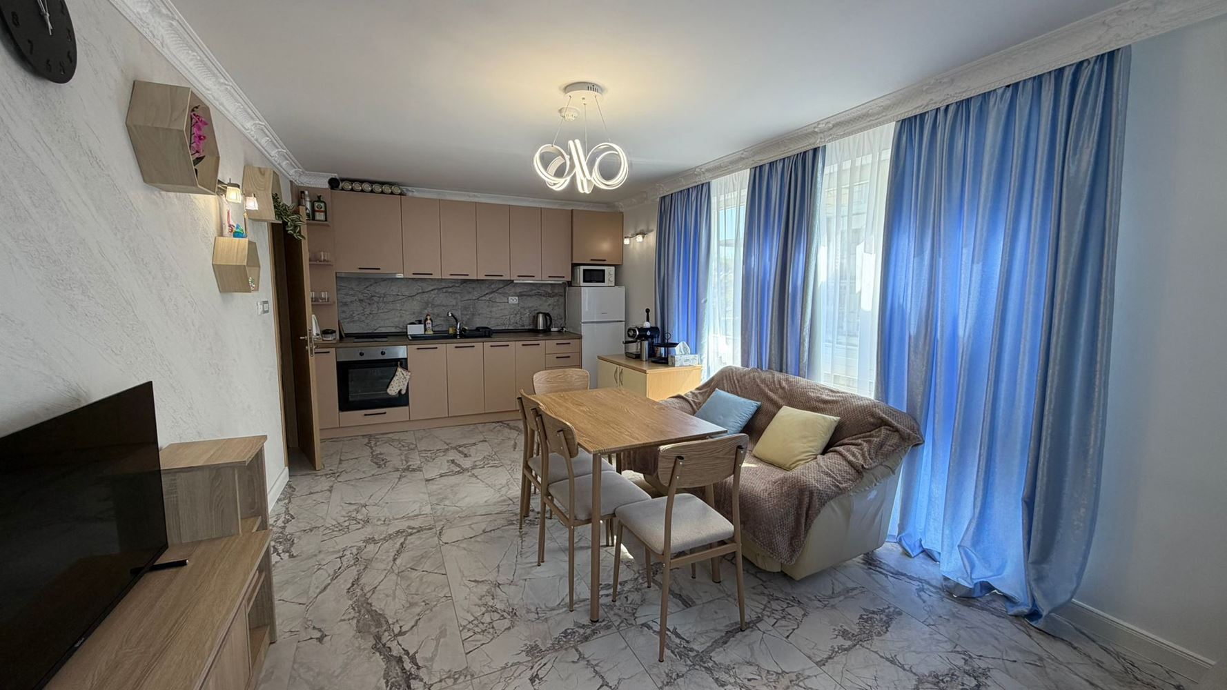 Prostorný dvoupokojový apartmán 300 m od moře ve Slunečném pobřeží – komfort, bezpečí a skvělá investice