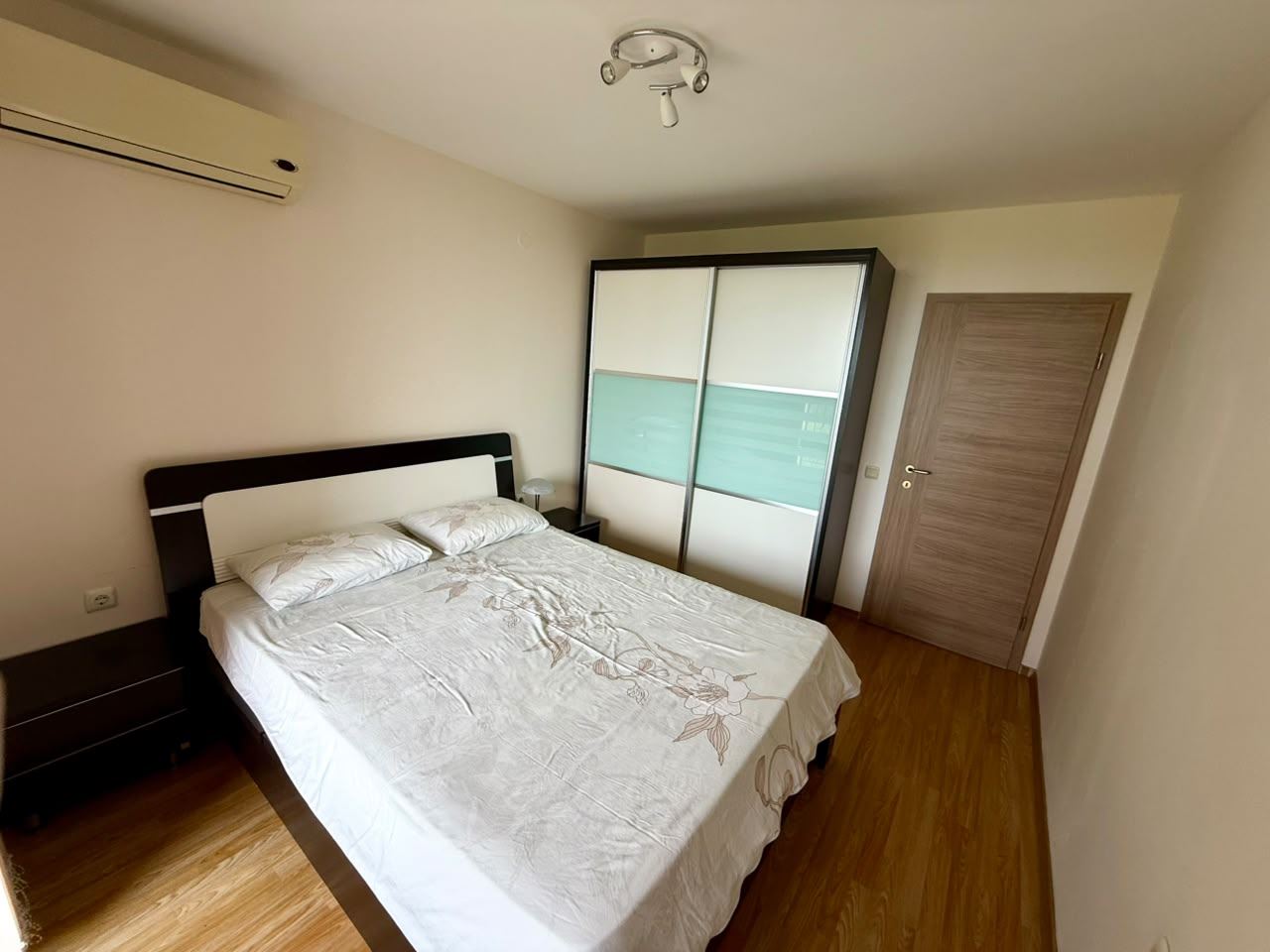 Útulný apartmán ve Sveti Vlas v přízemí – moře, hory a luxusní komplex