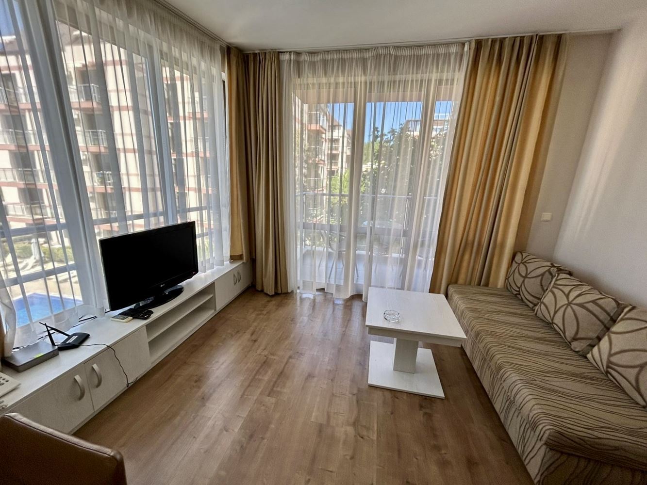 Útulný 2+kk apartmán s výhledem na bazén a zeleň v skvělém komplexu ve Slunečném pobřeží