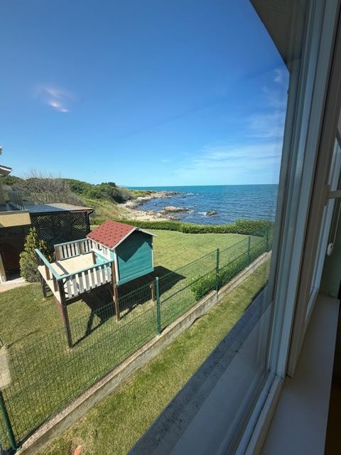 Prostorný apartmán se 2 ložnicemi v první linii u moře s čelním panoramatickým výhledem na moře