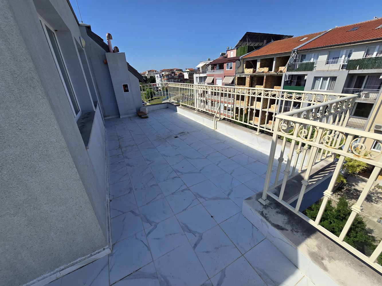 Studio s obrovskou panoramatickou terasou a nádherným výhledem v Nesebaru, čtvrť Černo More 2 – bez poplatku za údržbu