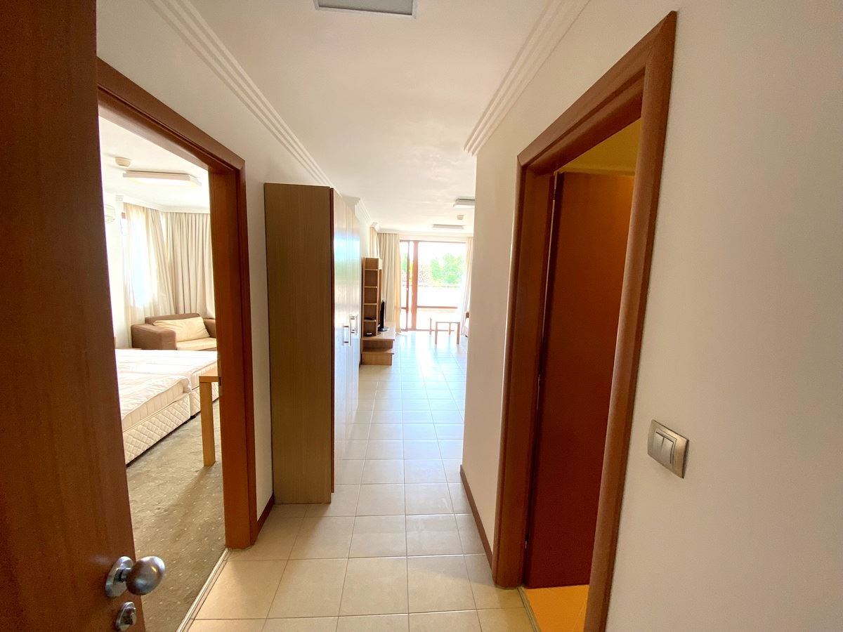 Dvoupokojový byt (s jednou ložnicí) v první linii u moře v Ravda – luxus, příroda a výhled na bazén