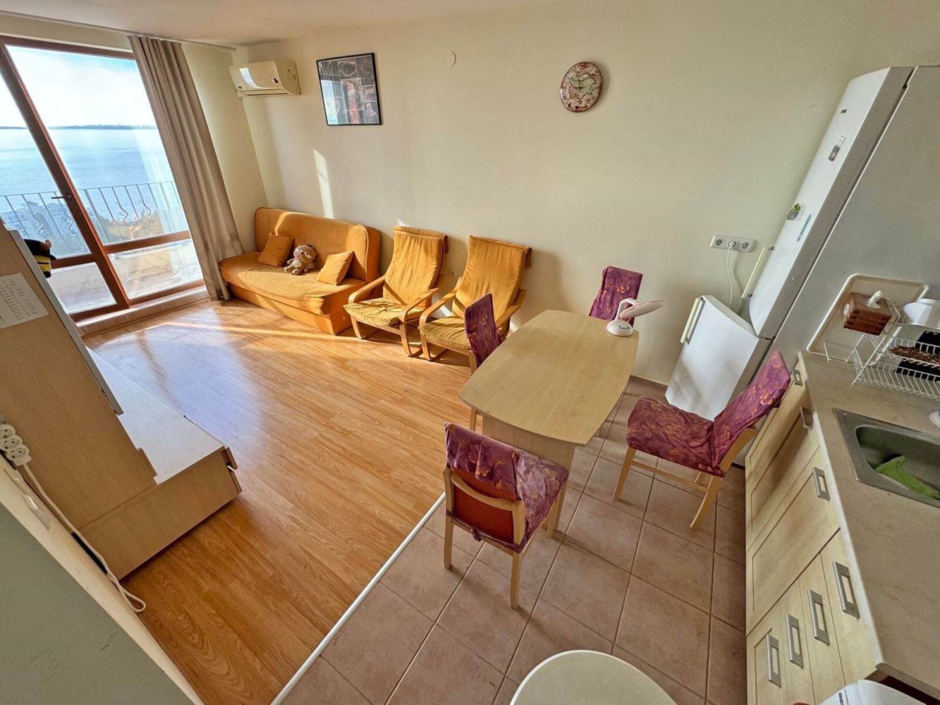 Prostorný apartmán se dvěma ložnicemi s panoramatickým výhledem na moře a hory – připraven k nastěhování