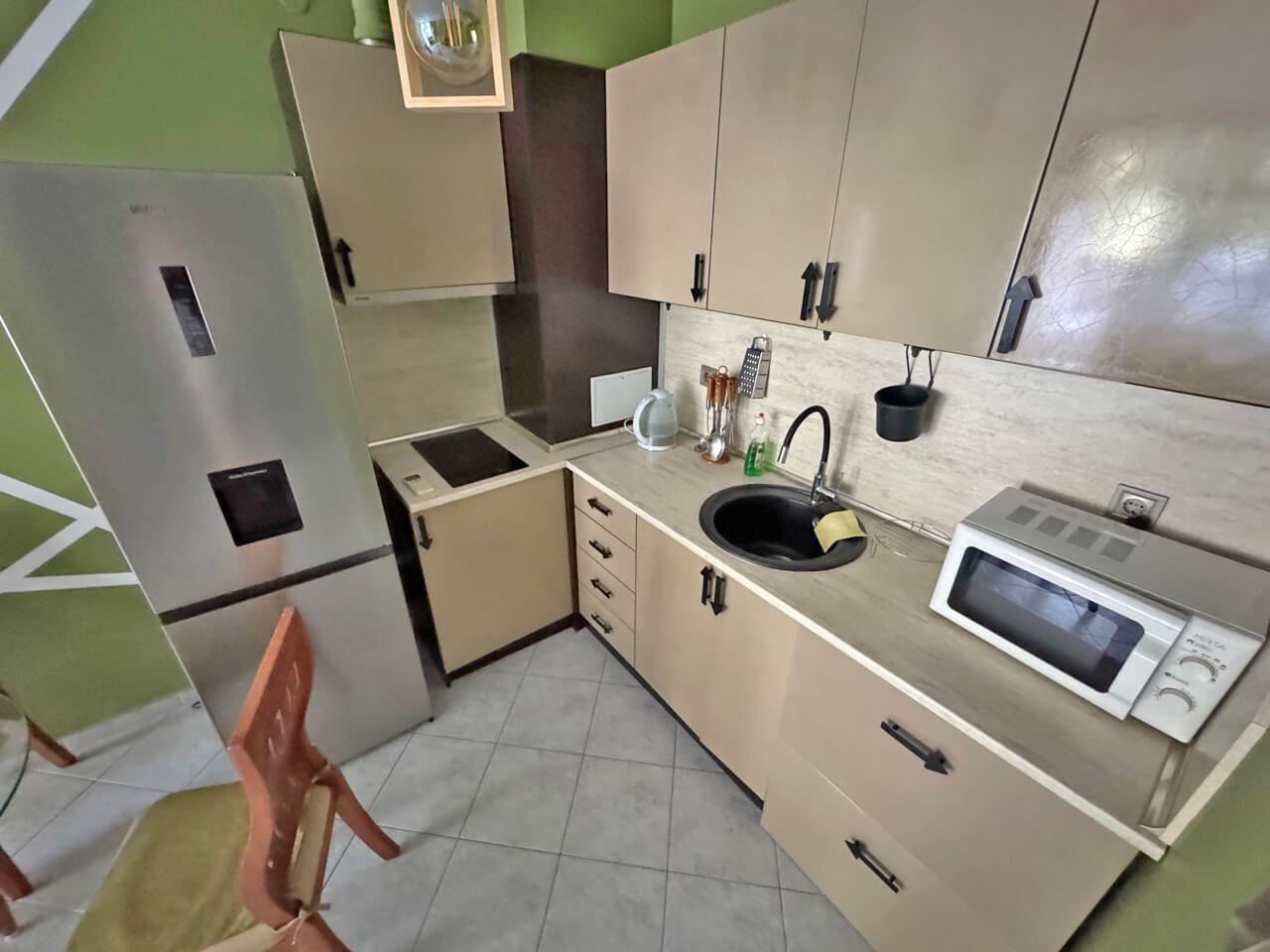 Prostorný apartmán se dvěma ložnicemi s výhledem na bazén na Slunečném pobřeží