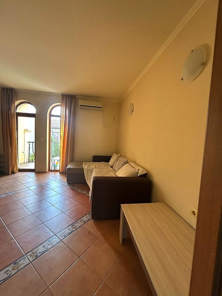 Světlý apartmán s jednou ložnicí, velkou terasou a výhledem do zeleně v Elenite