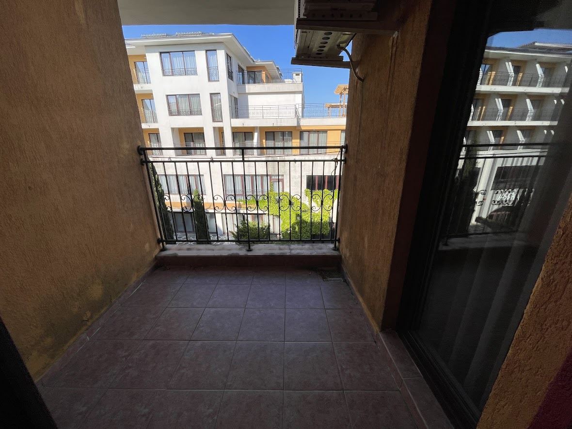 Výhled na moře a prvotřídní lokalita – byt v komplexu se službami, Aheloy