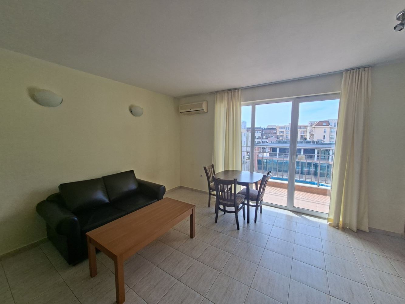 Prostorný byt s jednou ložnicí s kompletní resortní infrastrukturou v Slunečném pobřeží