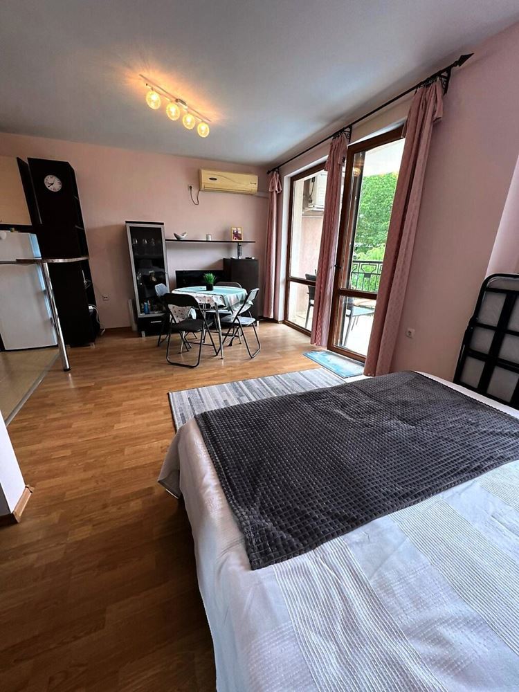 Prostorné studio s výhledem na bazén v Sunny Beach – plně zařízené