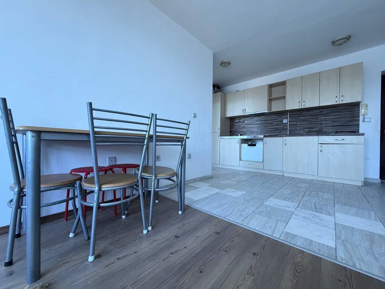 Apartmán s jednou ložnicí v první linii u moře v Pomorie – panoramatický výhled na moře a bazén
