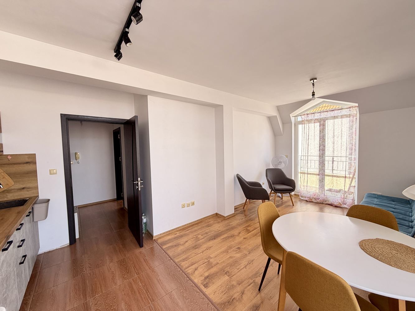 Prostorný apartmán s jednou ložnicí ve výborné lokalitě v čtvrti Černo More, Nesebar