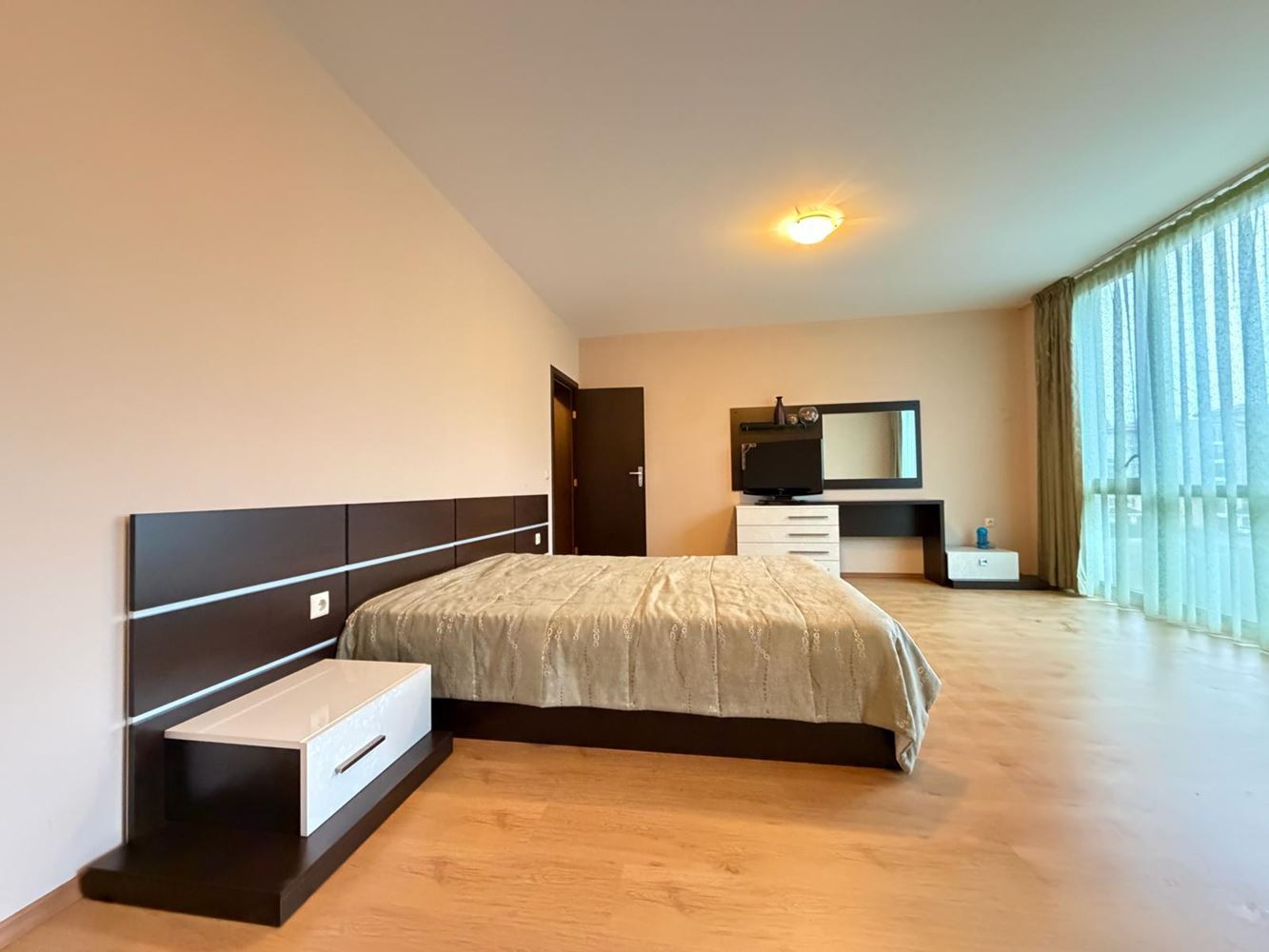 Prostorný třípokojový apartmán v Nesebaru – plně zařízený, v klidné a rychle se rozvíjející oblasti u moře