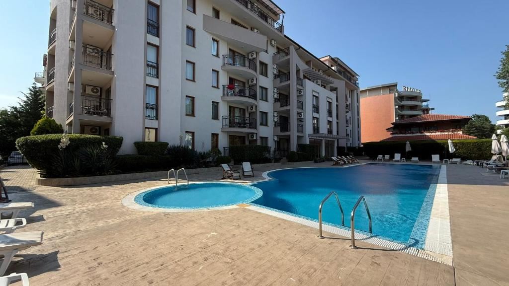 Prostorné studio s výhledem na bazén v Sunny Beach – plně zařízené