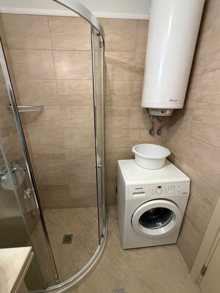 Dvouložnicový apartmán s výhledem na bazén v celoročním komplexu v srdci Slunečného pobřeží