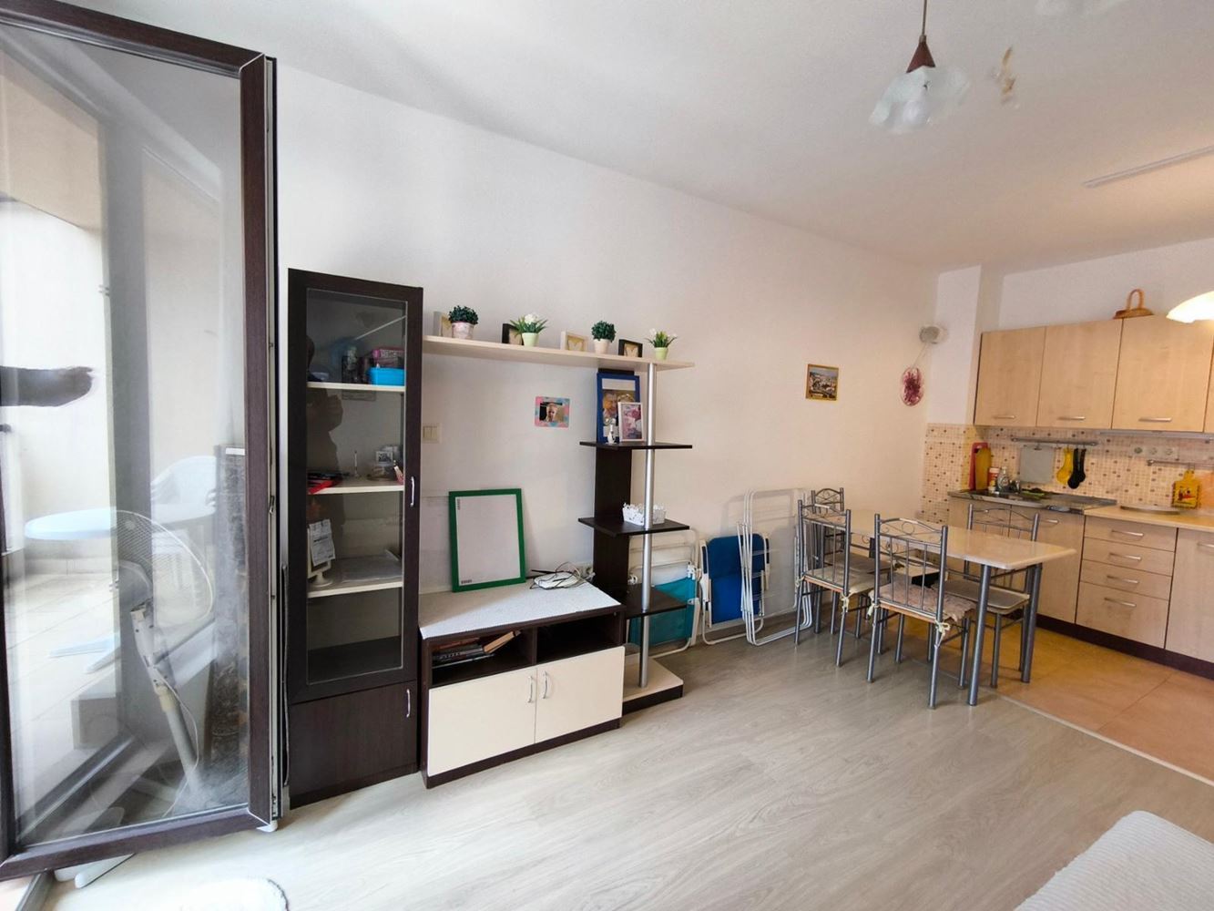Prostorné a světlé studio v Pomorí – centrální poloha, nízké náklady a výborná investice