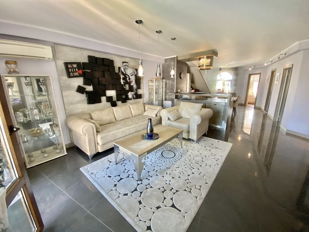 Unikátní mezonetový apartmán v prémiovém komplexu ve městě Nesebar